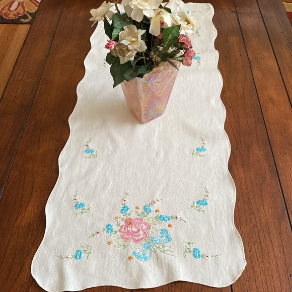 VTG Hand Embroidered Linen Table Runner - Picture 7 of 9